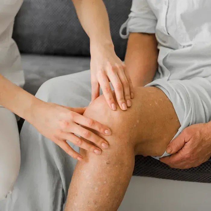 Hands-on examination of a painful knee joint